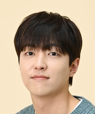 Lee Yoo Jin photo