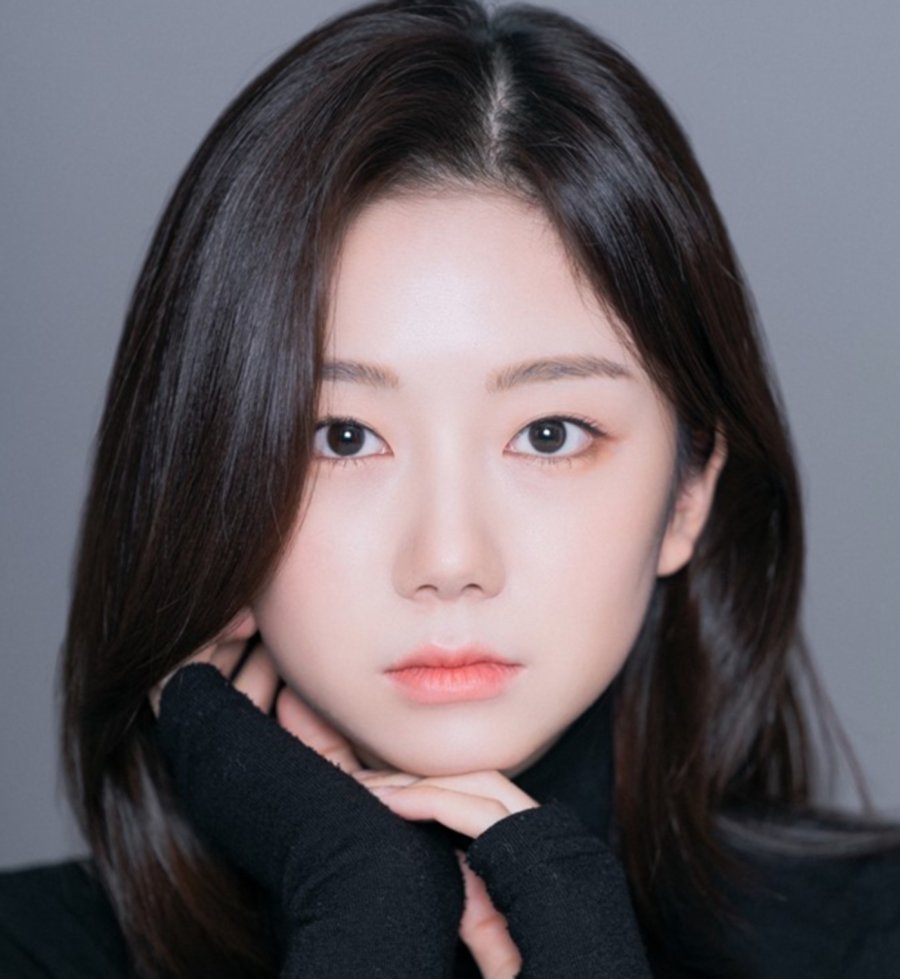 Shin Si Ye photo